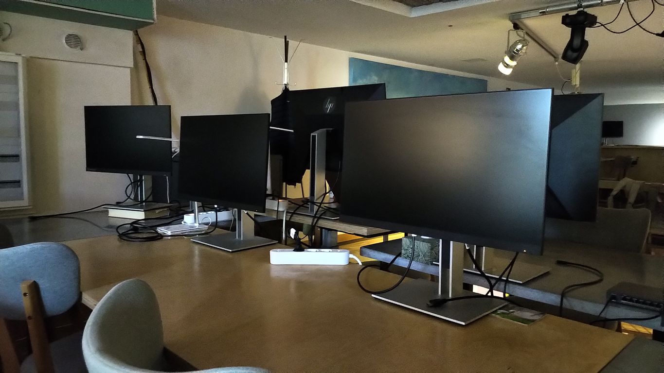 több monitor egymás mellett