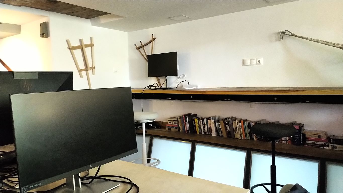 fal mellett is ülősor, többségében monitor nélkül