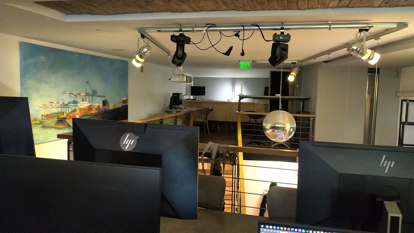 legtöbb asztal az emeleten található